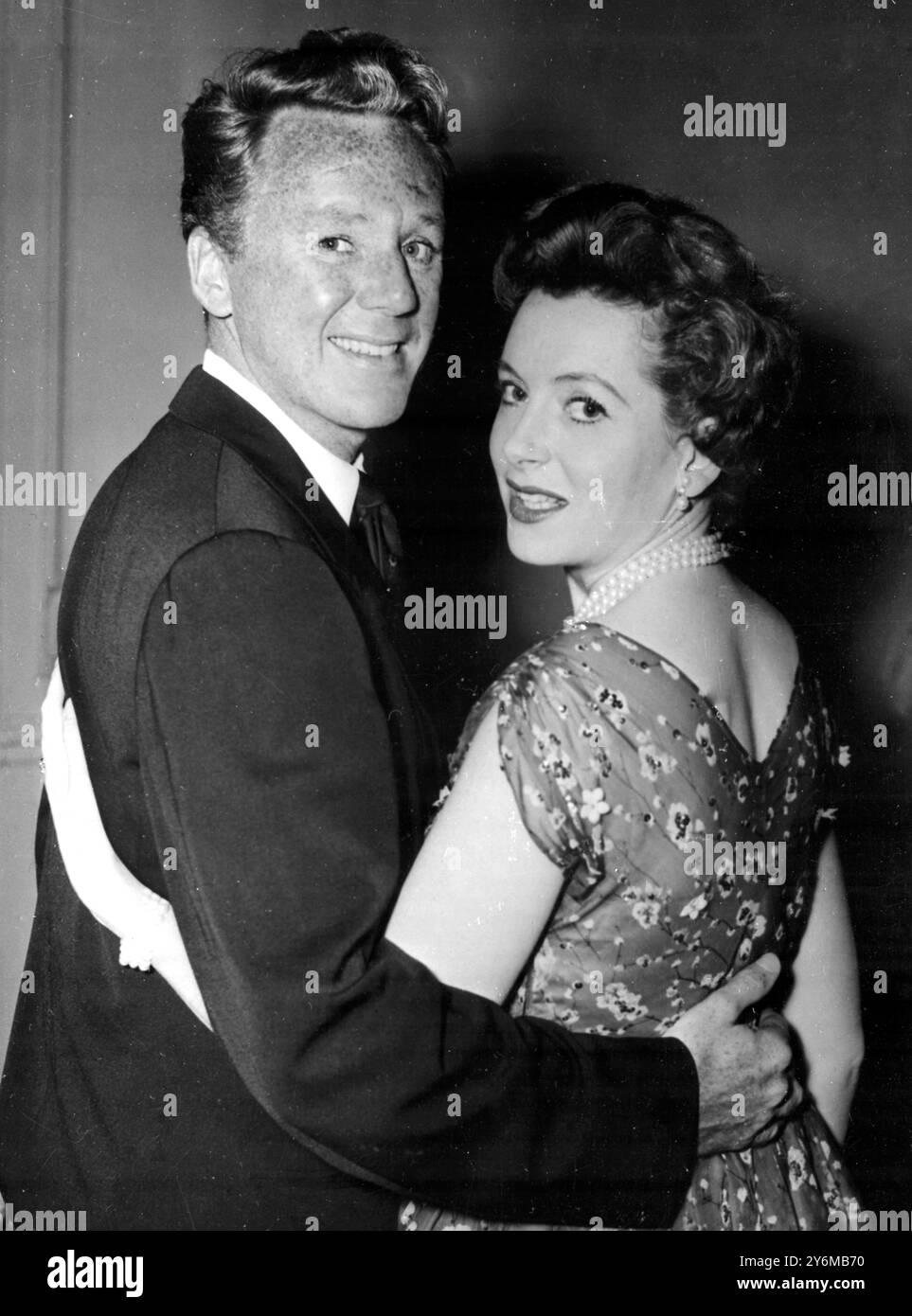 London: Der US-amerikanische Schauspieler Van Johnson, der in London seinen ersten britischen Film The End of the Affair drehte, macht sich mit Deborah Kerr und seiner Rolle bei einem Presseempfang im Claridges Hotel heute vertraut. Die Filmverfilmung des meistverkauften Graham Greene Romans erzählt die Geschichte einer verheirateten Frau (Deborah Kerr0), die in eine leidenschaftliche Liebesbeziehung mit einem jungen verbitterten Schriftsteller (Van Johnson) verwickelt wird. 1. Juli 1954. Stockfoto