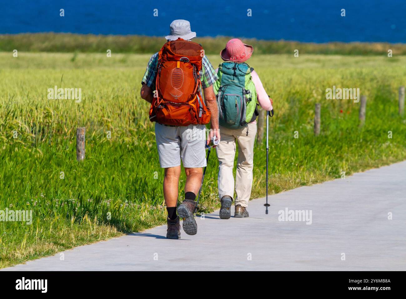 Ein paar Senioren wandern an der Opalküste. Stockfoto