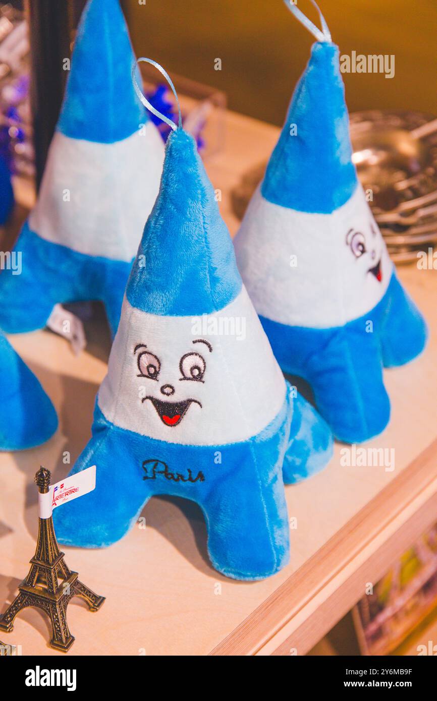 Weicher Eiffelturm. Verkauf von Souvenirprodukten. Stockfoto