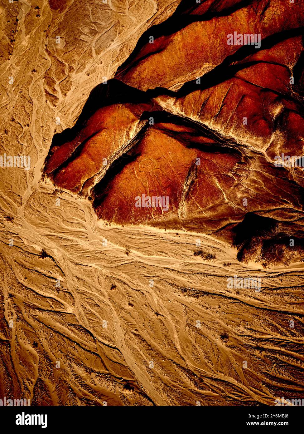 Atemberaubendes Luftbild, das die komplizierten und geheimnisvollen Nazca-Linien zeigt, die in das trockene Wüstengebiet Perus eingeätzt sind und deren Geschichte festhalten Stockfoto