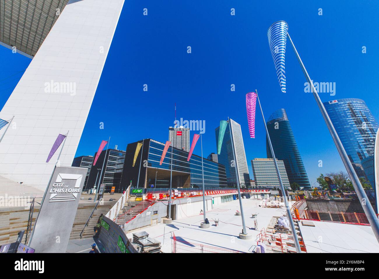 Frankreich, Ile-de-France, Paris, La Defense. Baustelle vor dem Arche de la Defense und dem CNIT. Stockfoto
