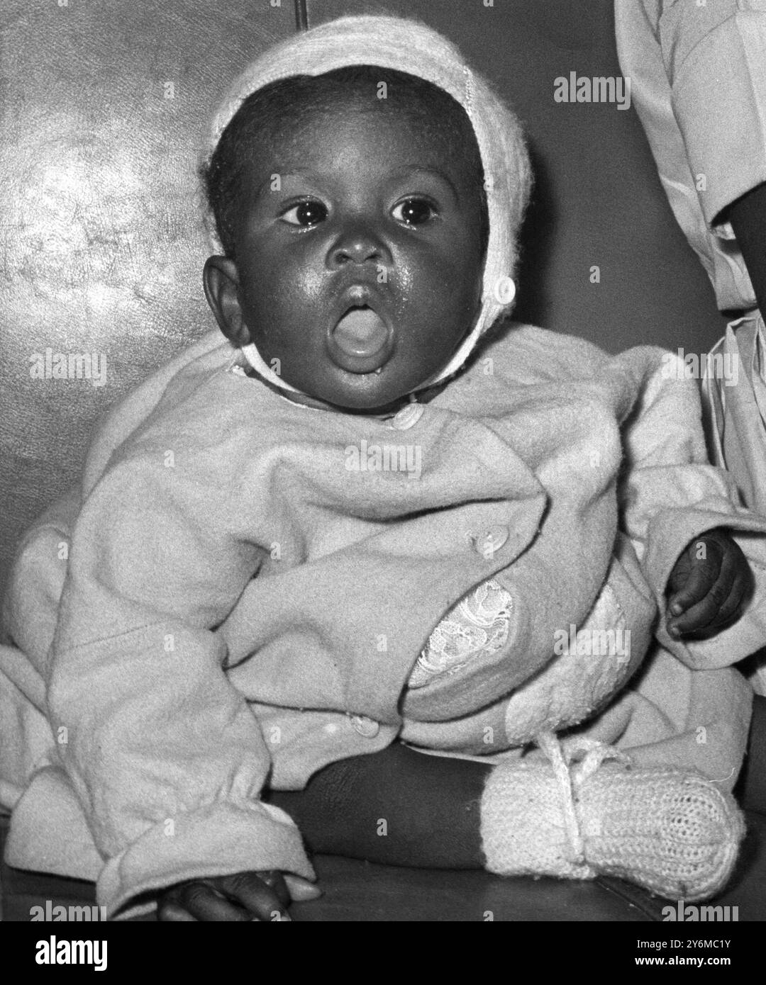 24. Juni 1962 der erste Blick auf Großbritannien macht einen großen Eindruck auf diesem winzigen Westindianer, der in Southampton bei der Ankunft im italienischen Linienschiff Ascania abgebildet ist. Das Schiff hatte etwa 1.100 Einwanderer an Bord – die größte Zahl, die Großbritannien von Trinidad, barbados und St. Kitts erreichte. Sie kamen nur eine Woche vor der Einführung des Commonwealth Immigrants Act an, nach dem die britische Regierung befugt ist, die Zahl der Commonwealth-Bürger zu begrenzen, die nach Großbritannien kommen, um zu arbeiten oder sich niederzulassen. Stockfoto