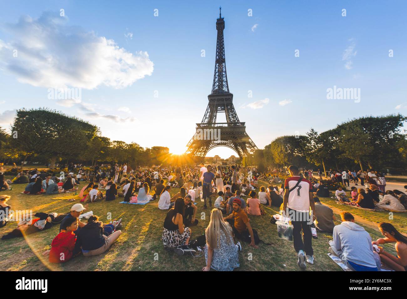 Frankreich, Paris, Straßenverkäufer von Alkohol vor dem Eiffelturm bei Sonnenuntergang Stockfoto