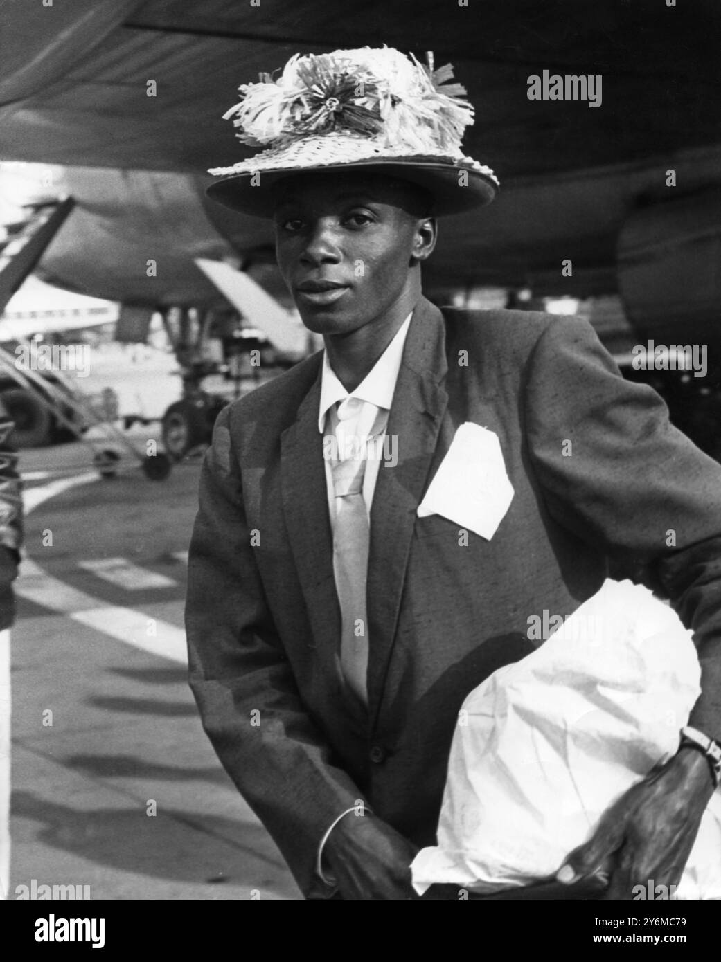 27. März 1962 der westindische Einwanderer war gut vorbereitet mit zwei Hüten als er am Flughafen Gatwick ankam, kommt er aus Kingston, Jamaika und ist mit einer Gruppe von Einwanderern überflogen. Stockfoto