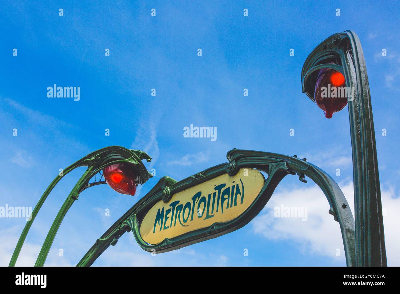 Frankreich, Ile-de-France, Paris, U-Bahn. U-Bahn-Eingang und -Ausgang im Jugendstil Stockfoto