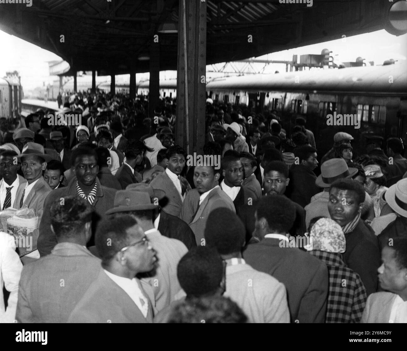 25. März 1962 die Szene am Bahnhof Waterloo in London, als westindische Einwanderer von Freunden und Verwandten begrüßt wurden. Sie waren früher in Southampton an Bord des italienischen Linienschiffes Ascania angekommen. Stockfoto