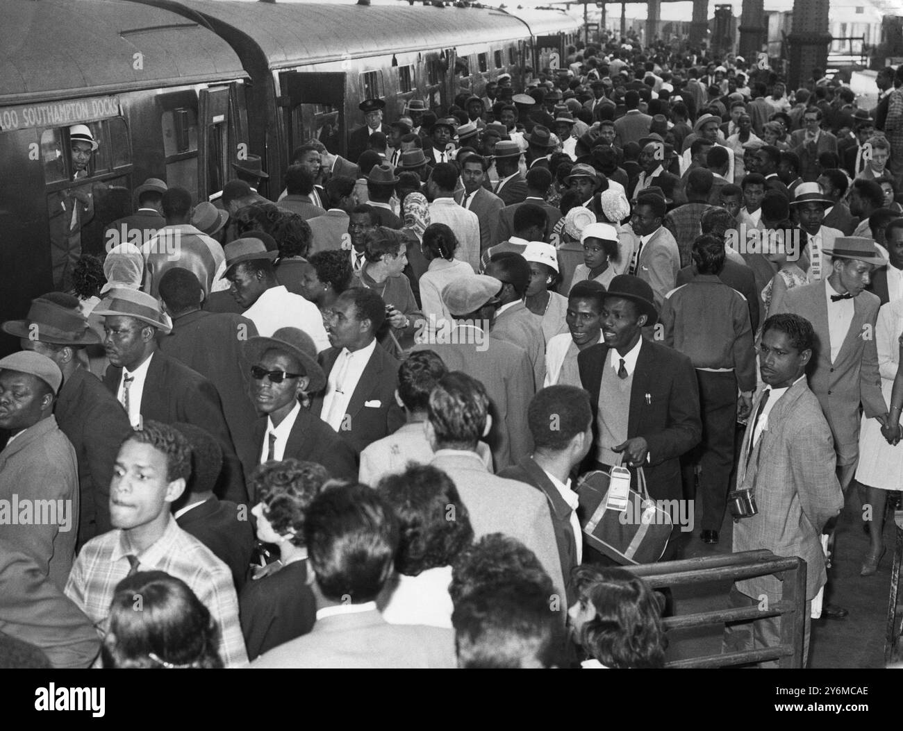 Westindische Einwanderer drängen sich nach London. Westindianer, die nur wenige Stunden vor dem Inkrafttreten des Commonwealth Immigrants Act in London ankamen, drängten am 30. Juni 1962 auf dem Bahnsteig der Waterloo Station in London. Früher waren viele von ihnen an Bord des spanischen Linienschiffes Begona in Southampton angekommen, in der letzten Gruppe, die vor der Durchsetzung des Gesetzes auf dem Seeweg war. Stockfoto
