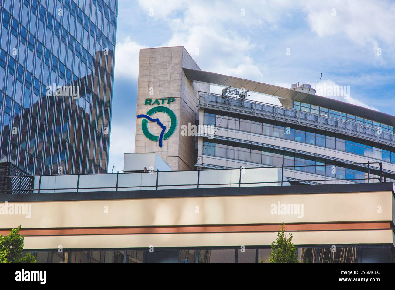 Frankreich, Ile-de-France, Paris, U-Bahn, RATP-Logo, auf dem RATP-Haus, Rue Rappee Stockfoto