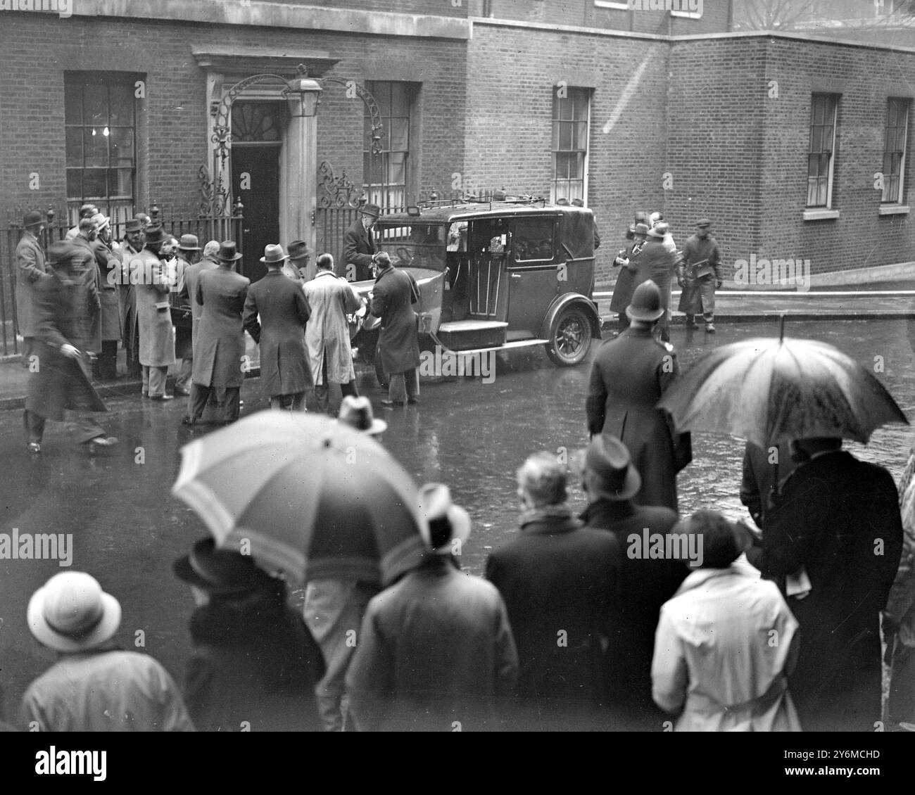 Die Abdankung von König Edward VIII. Szene in der Downing Street. Dezember 1936 Stockfoto