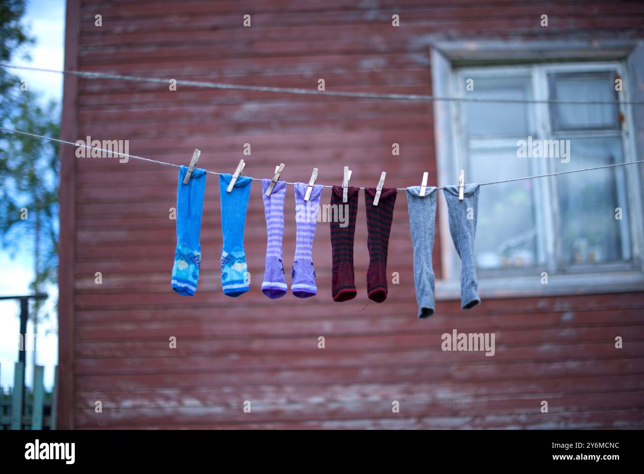 Vier Paar Socken hängen zum Trocknen in einem Dorf Stockfoto