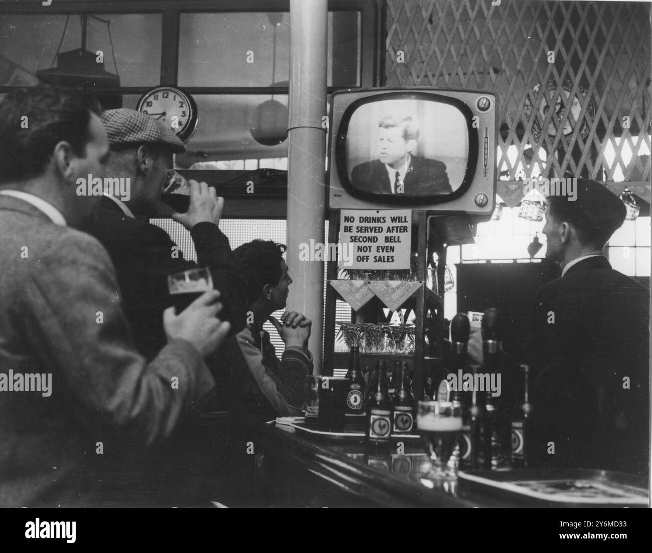 23. Juli 1962 Trinker in einem Pub in der Walworth Road, London, sehen das erste Live-Fernsehbild, das per Satellit übertragen wird (Telstar). Es war eine Pressekonferenz von Präsident John F. Kennedy aus Wasinghton DC, USA ©TopFoto Stockfoto