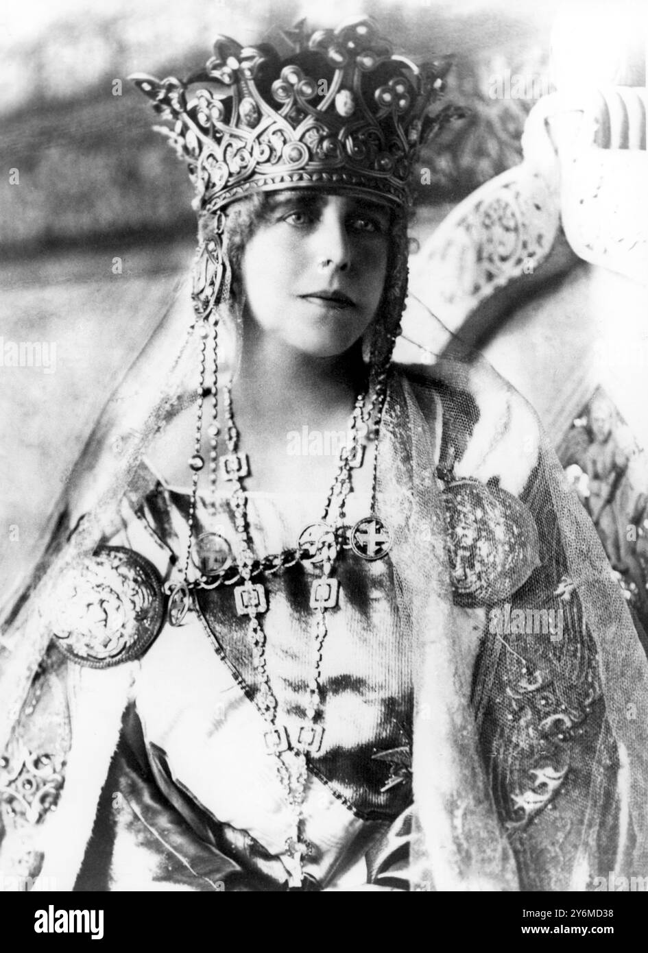 Königin Marie von Rumänien im Krönungskleid. Ein schönes Foto von Ihrer Majestät, der Königin von Rumänien, im vollen Krönungskleid. 1922 Königin Marie von Rumänien Prinzessin Marie von Edinburgh, spätere Königin von Rumänien (Marie Alexandra Victoria) (29. Oktober 1875 – 18. Juli 1938), 1893, wenige Monate bevor ihr Vater Herzog von Coburg-Gotha wurde, heiratete Prinzessin Marie Kronprinz Ferdinand von Rumänien Stockfoto