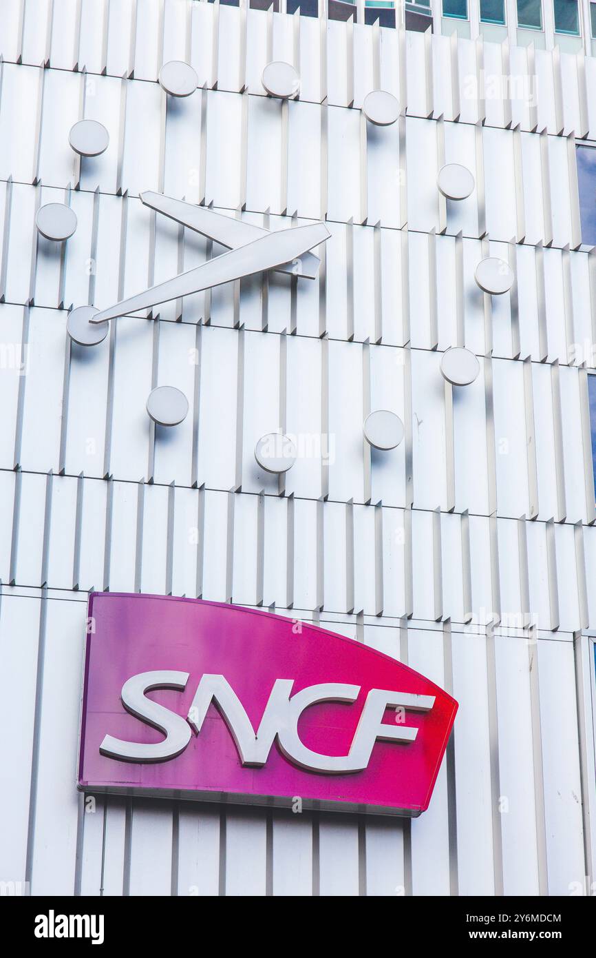 Frankreich, Paris, Bahnhof Montparnasse, Uhr und SNCF-Logo auf der Fassade Stockfoto