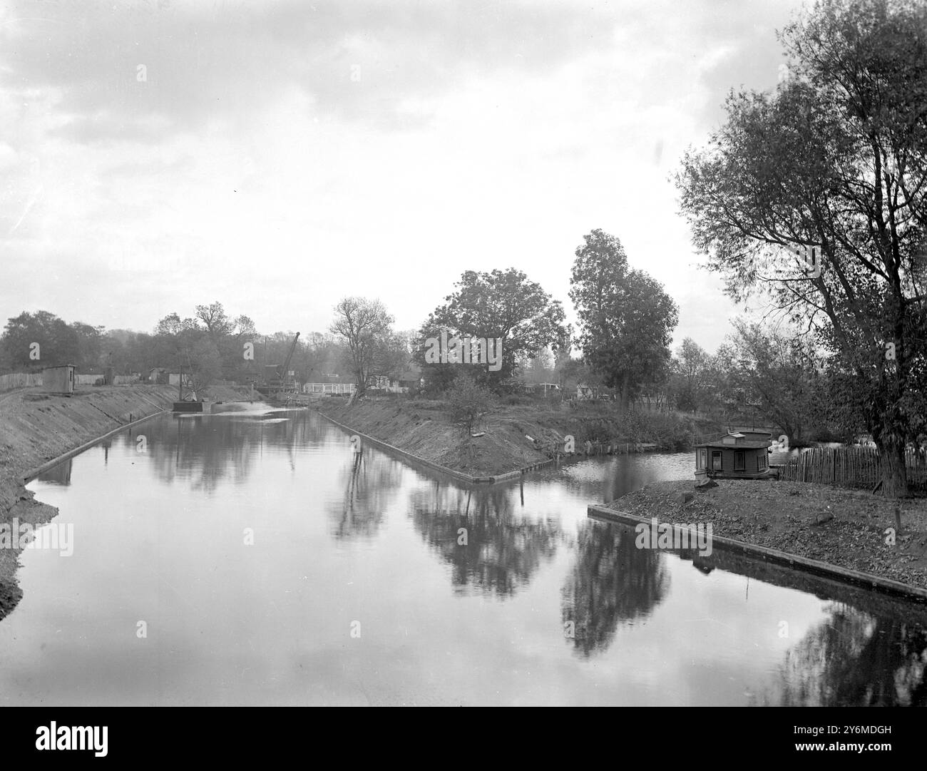 Laufende Arbeiten in Hampton Court zur Umleitung der Mole und zum Bau einer neuen Brücke und einer neuen Straße am 22. Oktober 1930 Stockfoto