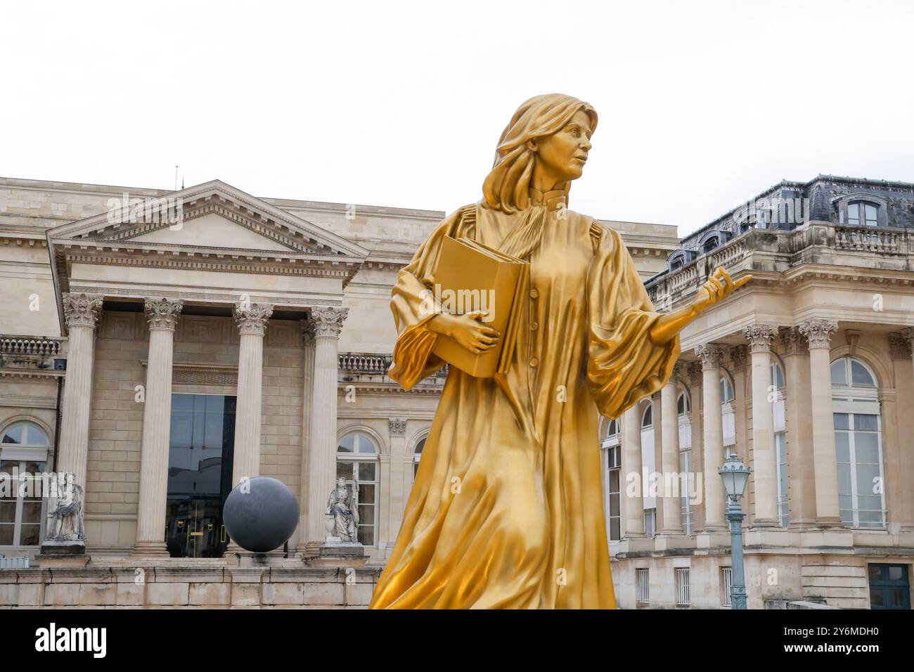 STATUEN DER ZEHN GOLDENEN FRAUEN DER ERÖFFNUNGSZEREMONIE IN DER NATIONALVERSAMMLUNG Stockfoto