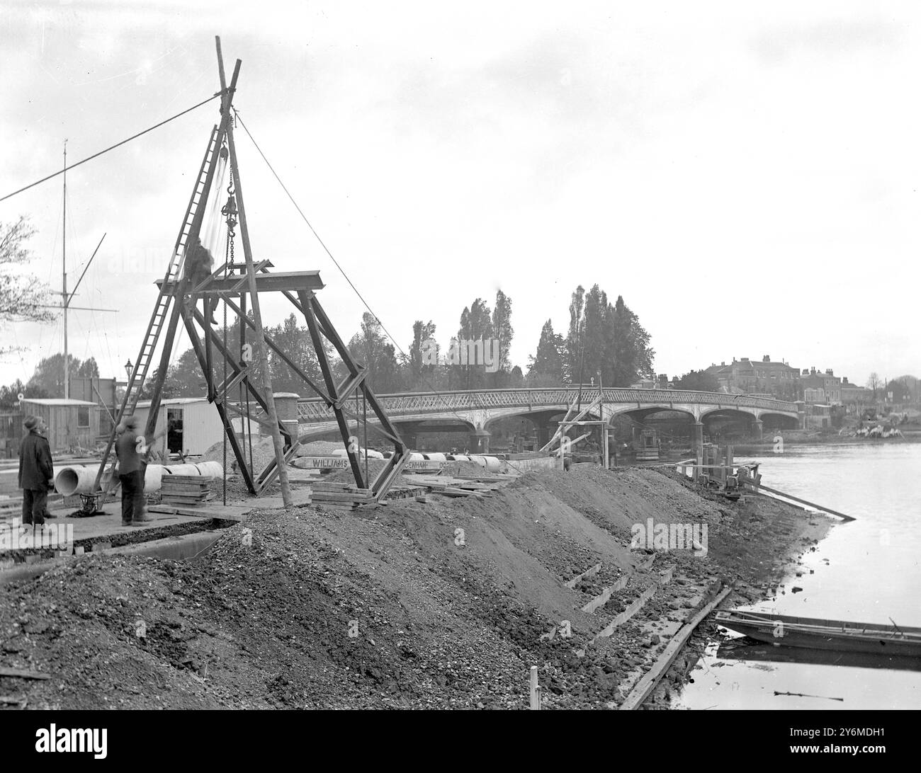 Laufende Arbeiten in Hampton Court zur Umleitung der Mole und zum Bau einer neuen Brücke und einer neuen Straße am 22. Oktober 1930 Stockfoto