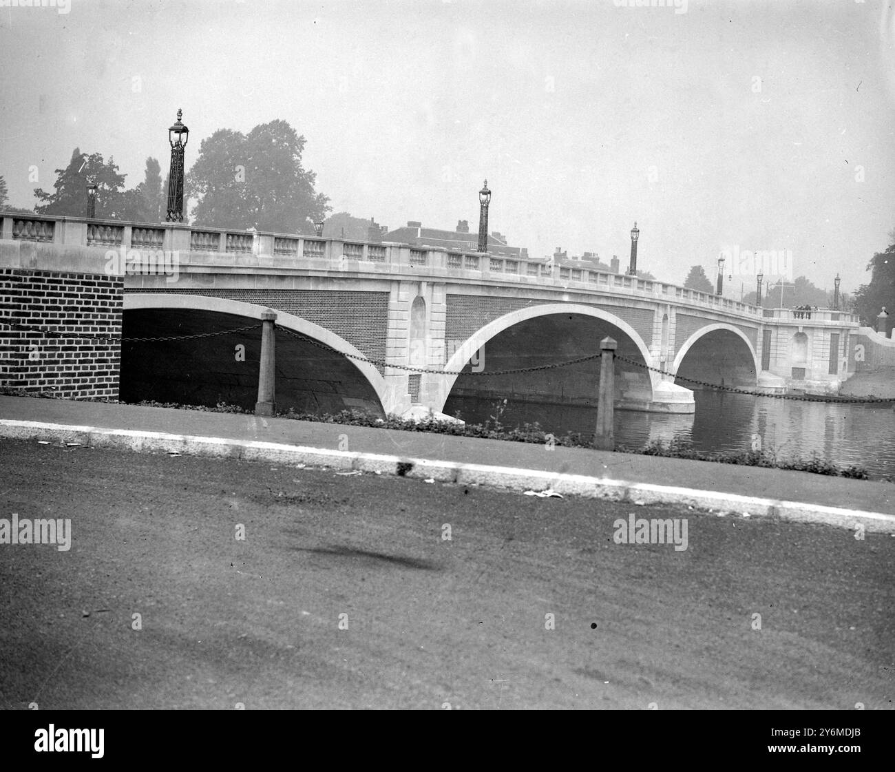 New Hampton Court Bridge 14. August 1933 Stockfoto