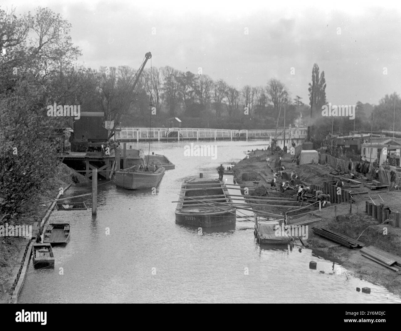 Laufende Arbeiten in Hampton Court zur Umleitung der Mole und zum Bau einer neuen Brücke und einer neuen Straße am 22. Oktober 1930 Stockfoto