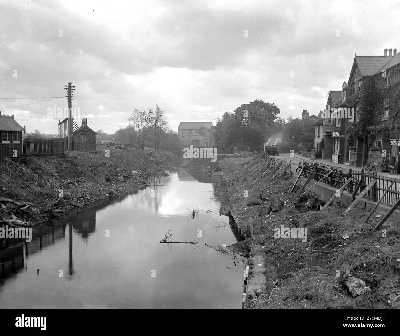 Laufende Arbeiten in Hampton Court zur Umleitung der Mole und zum Bau einer neuen Brücke und einer neuen Straße am 22. Oktober 1930 Stockfoto