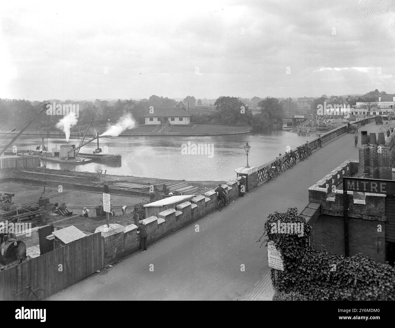 Laufende Arbeiten in Hampton Court zur Umleitung der Mole und zum Bau einer neuen Brücke und einer neuen Straße am 22. Oktober 1930 Stockfoto