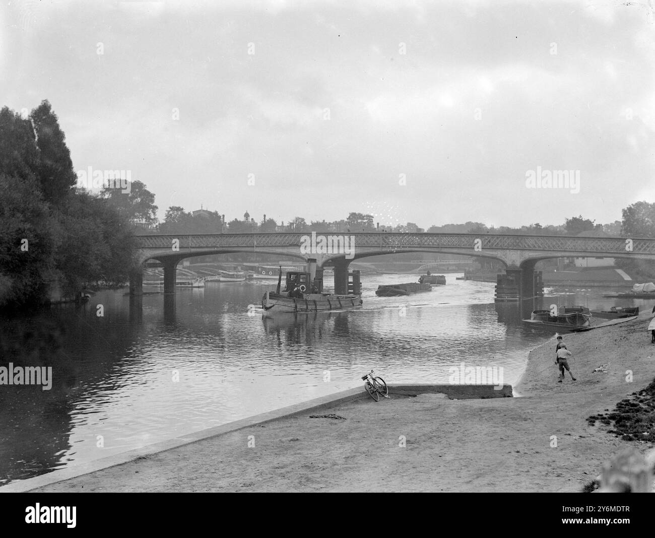 "Country at London's Door" Hampton Court The Bridge. Stockfoto
