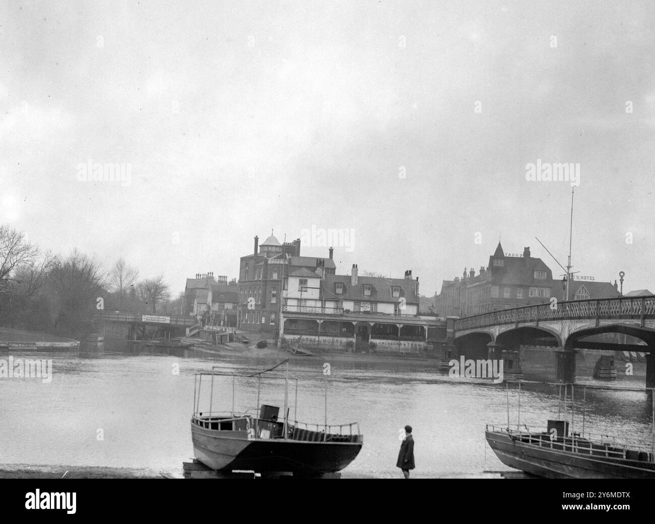 Hampton Court Bridge und das Castle Hotel, bevor der Fluss Ember umgeleitet und eine neue Brücke und Straße gebaut wurde. Stockfoto
