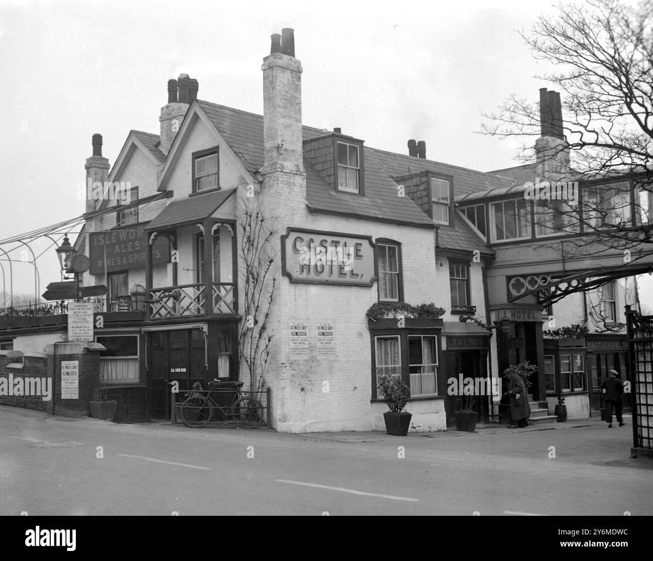 Das 3000 Jahre alte Castle Hotel, Hampton Court, das abgerissen werden soll, um Platz für die neue Bridge Road zu machen. 2. März 1930 Stockfoto