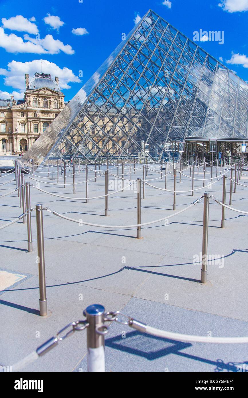 Frankreich, Paris, 1. Bezirk. Louvre Museum. Pyramide, leere Warteschlangen Stockfoto