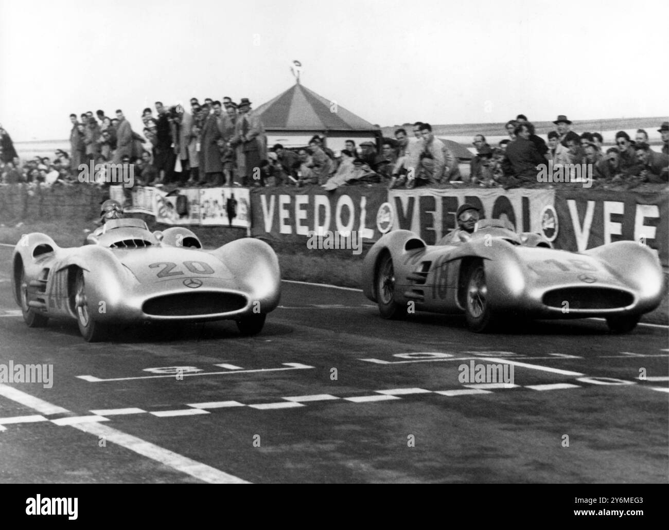 Das argentinische Auto-Ass Juan Manuel Fangio (Nummer 18) und der deutsche Fahrer Karl Kling (20) fahren ihre Mercedes-Autos in den letzten Runden des Grand Prix von Frankreich dicht zusammen. Fangio gewann mit einer Zehntelsekunde. Juli 1954 Stockfoto