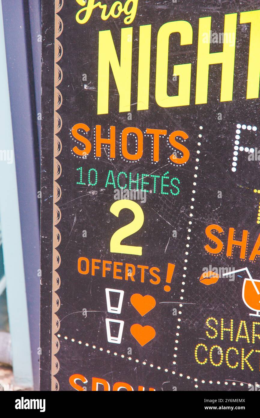 Frankreich, Paris, Plakate in einer Bar für Schüsse Stockfoto