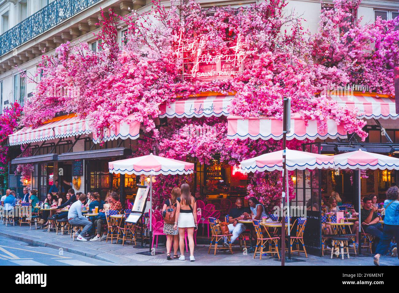 Frankreich, Paris, La Favorite, farbenfrohes Restaurant mit Blumendekor, viertes Arrondissement, Rue de Rivoli Stockfoto