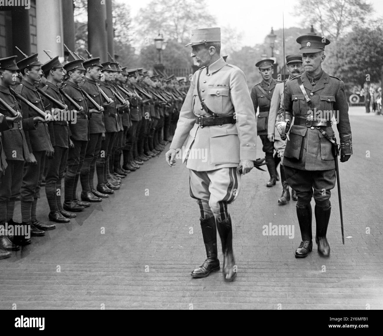 Demonstrationen, die von und der britischen Arbeiterliga organisiert wurden, um eine Entschlossenheit der Arbeiter zu äußern, tragen den Krieg zu einem siegreichen Ende. General de La Panouse, der die Ehrenwache am 29. Mai 1917 überprüft Stockfoto