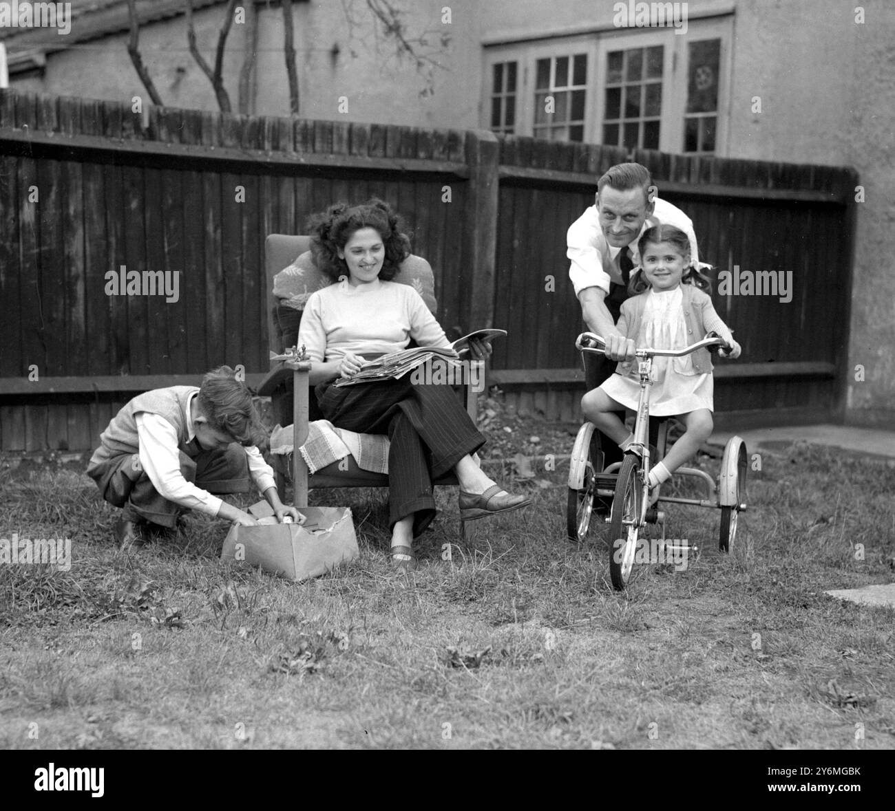 Er ist der 100%-ige Ehemann. Herr Eustace Crick von Melrose Avenue Cricklewood, London, hörte sich gestern öffentlich als "hundert Prozent " beschrieben, der Ehemann gewann den Preis bei den Fliteh-Prozessen von Willisden. Mit seiner Frau und seinen Kindern Brian und Angela am 21. September 1947 Stockfoto