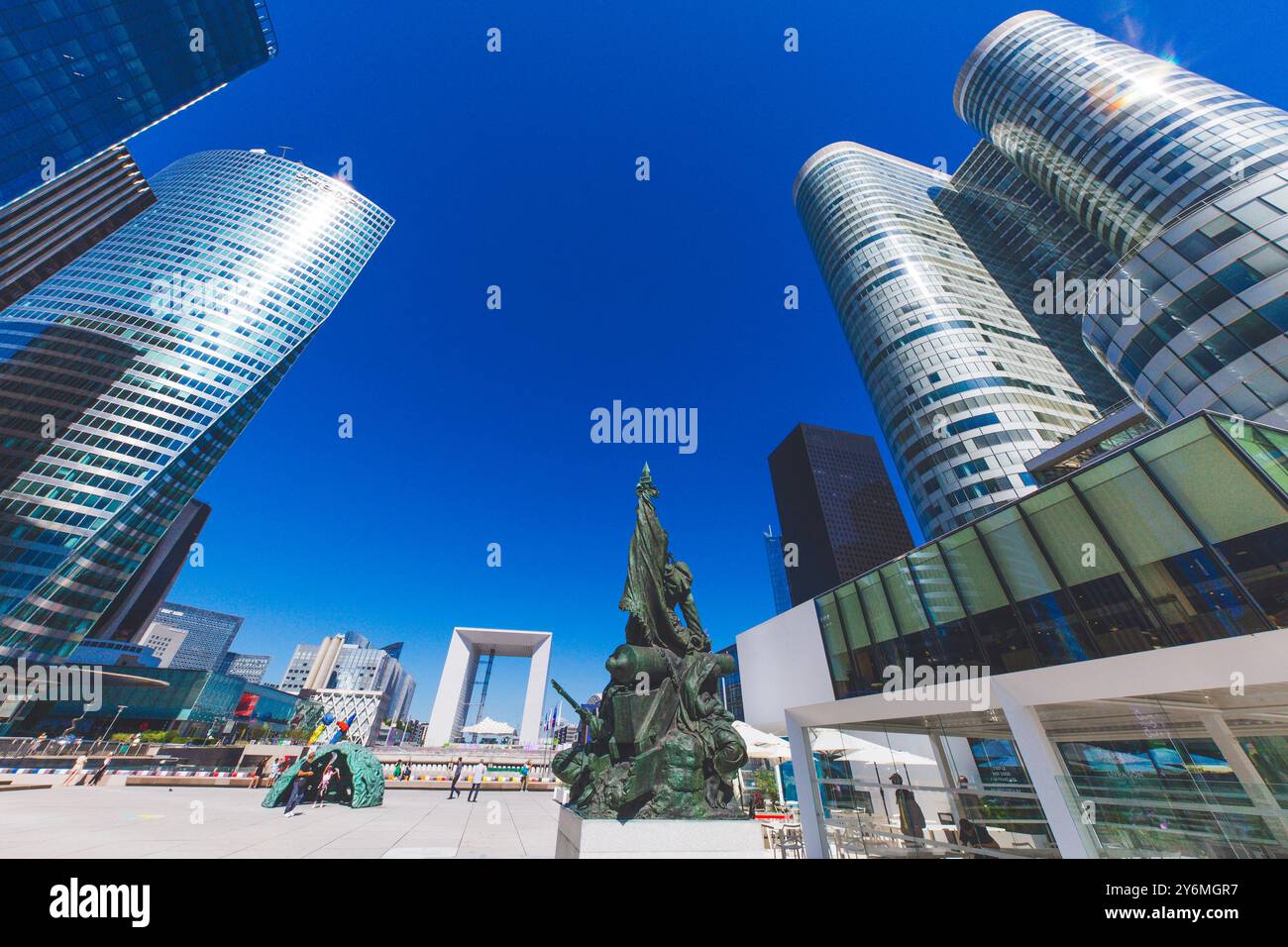 Frankreich, Ile-de-France, Paris, La Defense, Courbevoie, Coeur Defense Tower, im Vordergrund, La Defense de Paris von Louis-Ernest Barrias Stockfoto