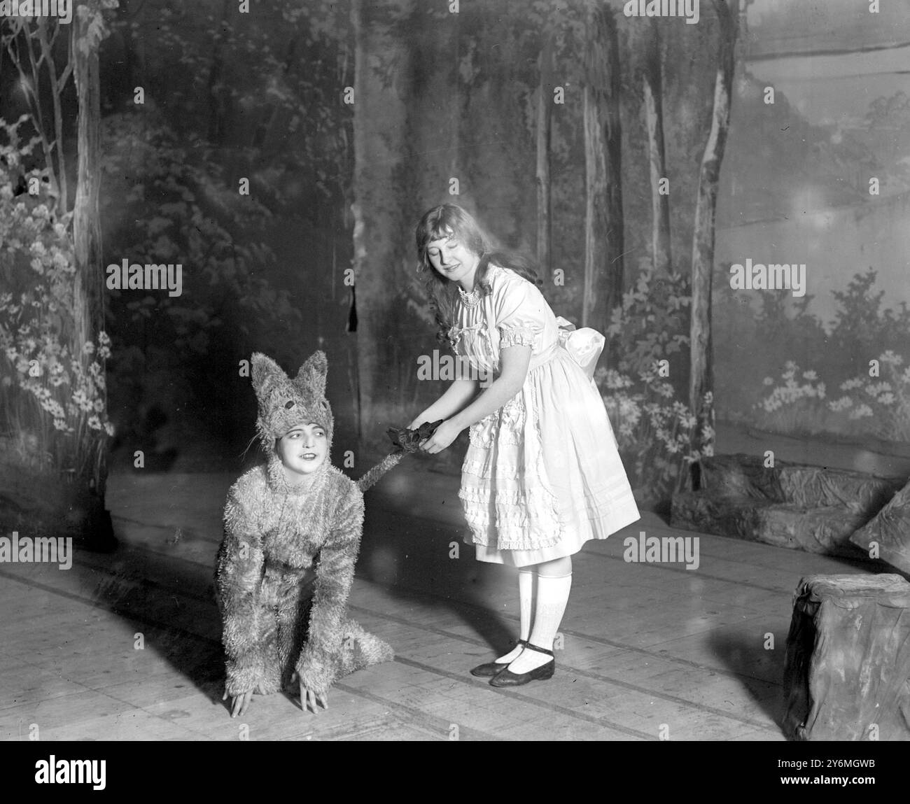 Alice im Wunderland im Savoy Theatre Alice ( Miss Ivy Sawyer) und die Cheshire-Katze Miss Renie Miller und die Cheshire-Katze Miss Renie Miller. Stockfoto