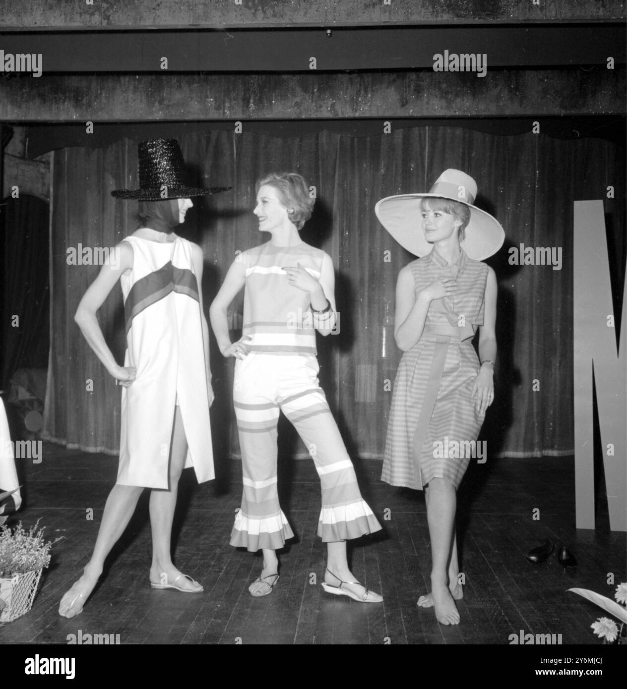 London: Molnlycke Textiles hatte in der Leitung mit der School of Fashion Design des Royal College of Art To Day ein Auge für die Strandmode des nächsten Sommers, als sie im Pigalle Theatre-Restaurant im Londoner Piccadilly eine Modeschau inszenierte. Modale von links nach rechts im Outfit von Viola Grasten. Sie sind "Pia", ein rosa/apricot Strandoberteil, Hosen und Rock aus nicht bügelloser Baumwolle. Beige/weiß/grau gestreifter Strandschlafanzug aus bügelloser, schwerer Baumwolle namens „Tuulja“ und ein weißes Kleid mit braunem/schwarzem Querschnitt (eigener Rand) mit weißen Shorts aus bügelloser Baumwolle namens „Kolt“. 17. Oktober 1961 Stockfoto