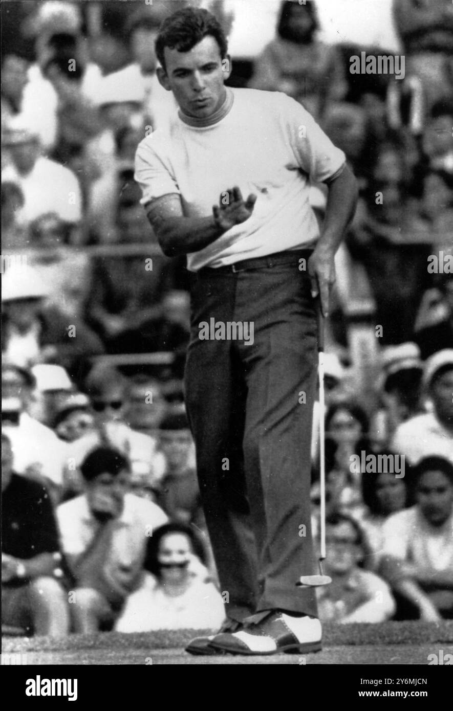 Jacksonville, Florida: Der englische Golfspieler Tony Jacklin hält gestern seinen letzten Putt auf dem 18. Grün des Jacksonville £41.600 Open Golf Turniers zurück. Der Putt ist etwas kurz, aber Jacklin muss noch eins auf dem Loch erreichen. Jacklin gewann das Turnier mit 15 unter Par für die vier Runden. April 1968 Stockfoto