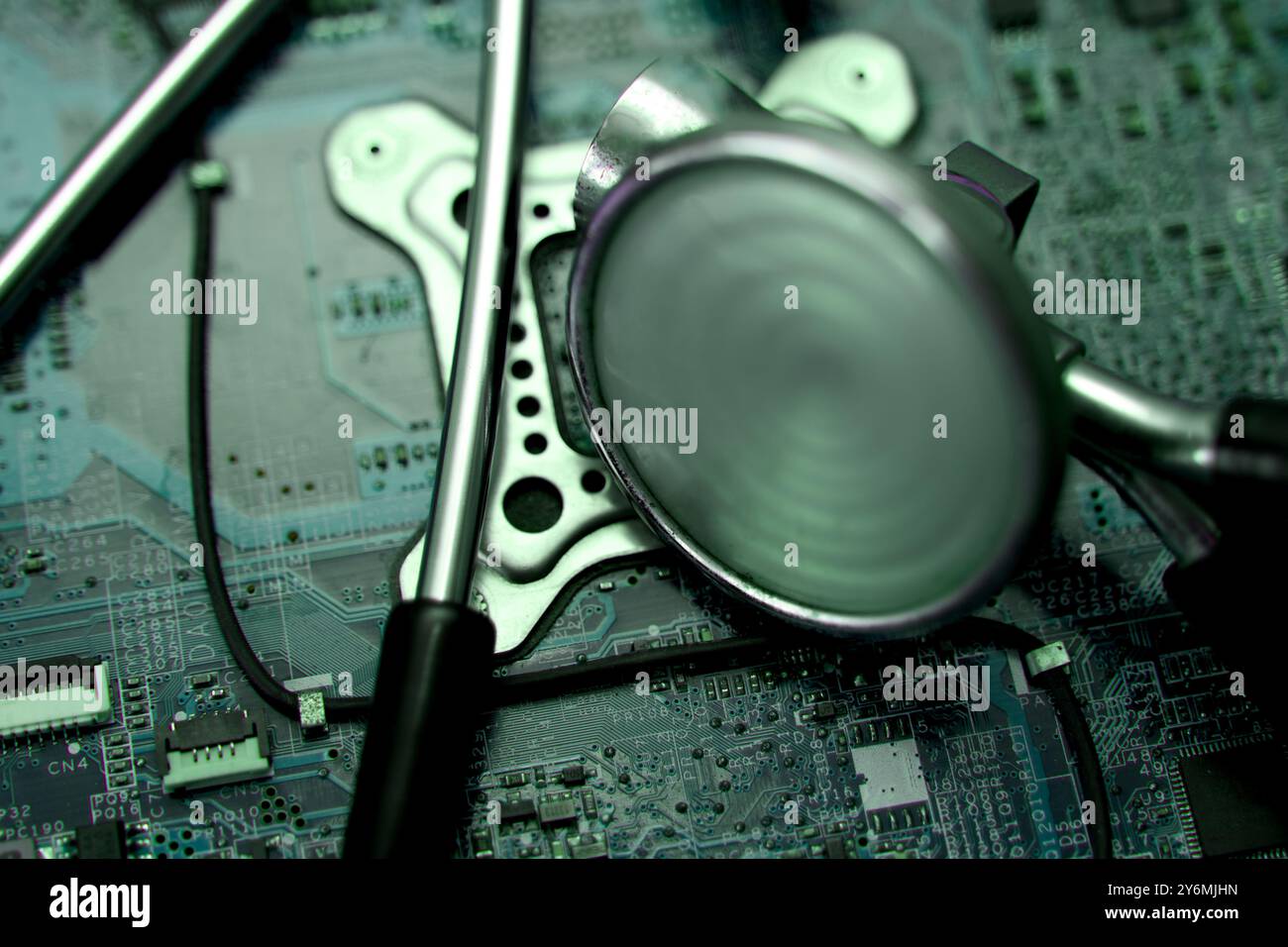 Stethoskop untersucht ein komplexes Mainboard und hebt den technischen Support und die Cybersicherheit hervor. Stockfoto