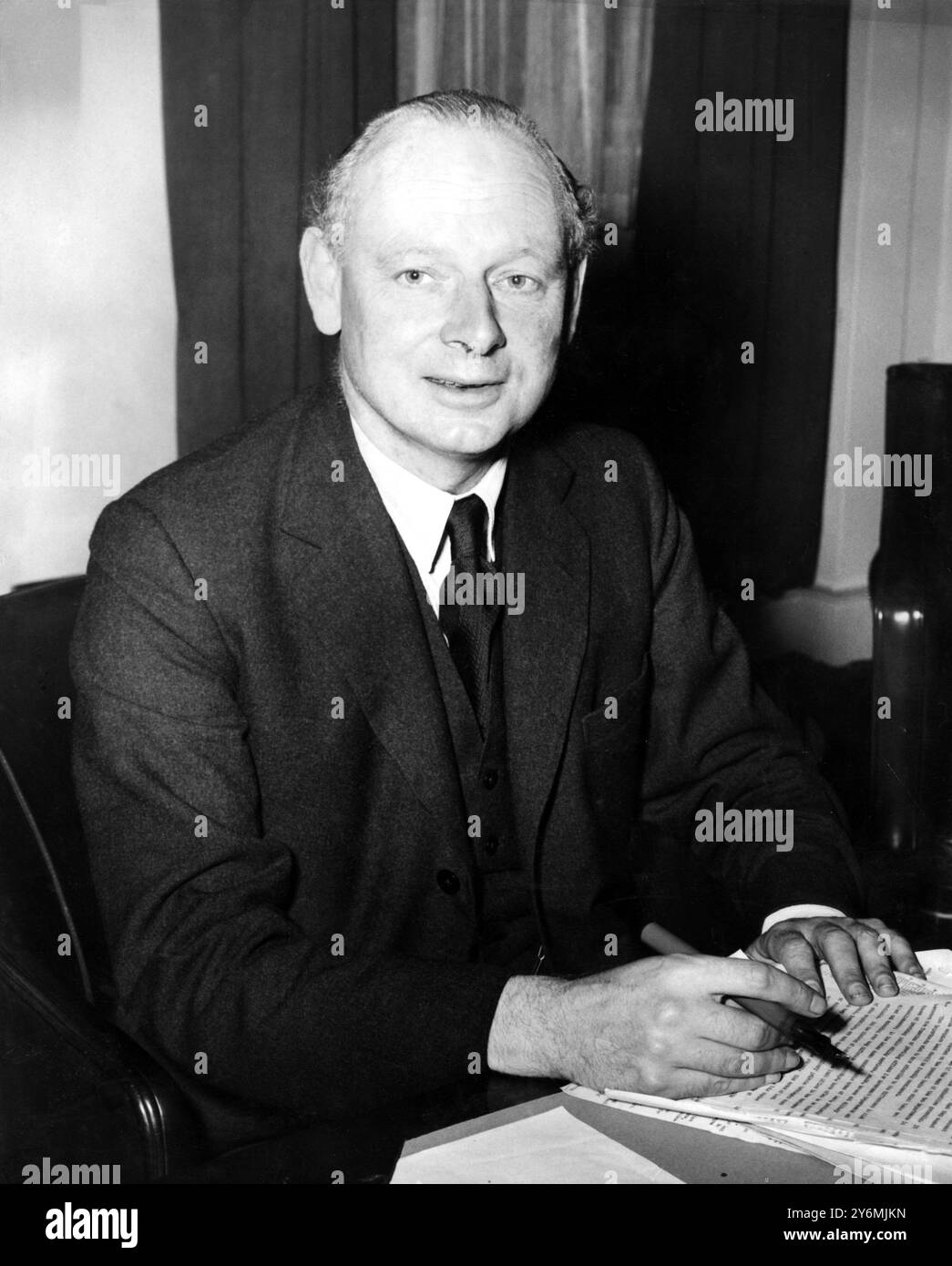 Herr Nigel Birch, zum Minister für Arbeiten in Sir WinstonChurchill's Government umstrukturieren A des Ministeriums für Arbeiten, Lambeth Bridge House, London. Birch war früher Parlamentarischer Sekretär im Verteidigungsministerium. Birch ist 47 Jahre alt und konservativer Abgeordneter für West Flint. Oktober 1954 Stockfoto