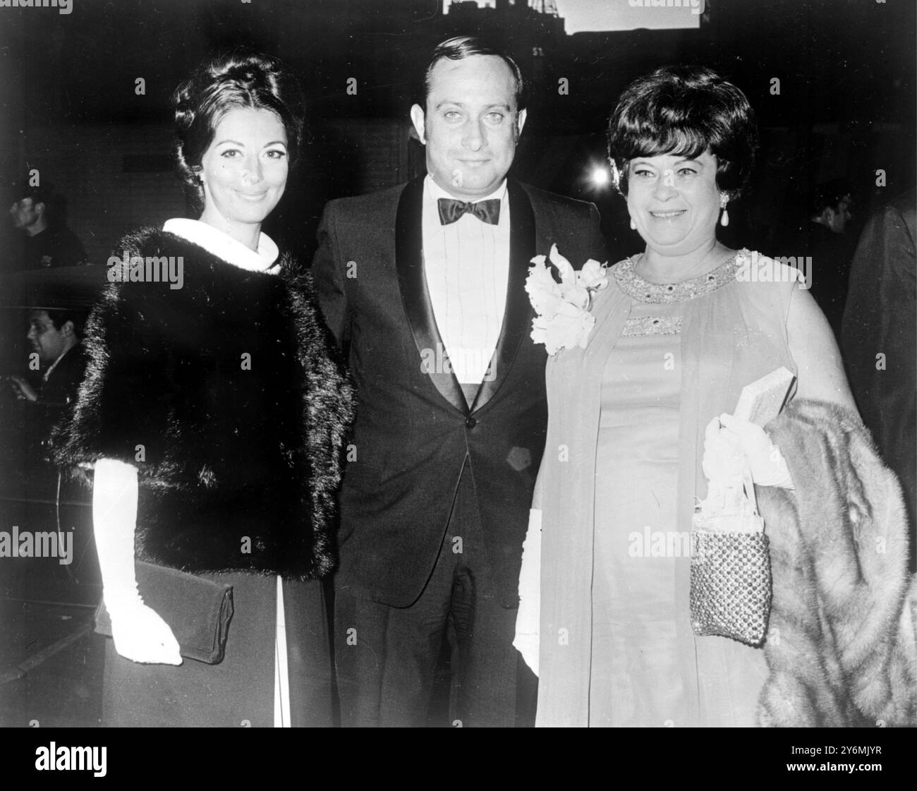 New York: Mrs. Dinah Kind (rechts), Mutter des amerikanischen Filmstars Barbra Streisand, und Mr. Sheldon Streisand, Miss Streisands Bruder, und seine Frau, kommen am 18. September zur Uraufführung des Films Funny Girl im Criteria Theater in New York. September 1969 Stockfoto