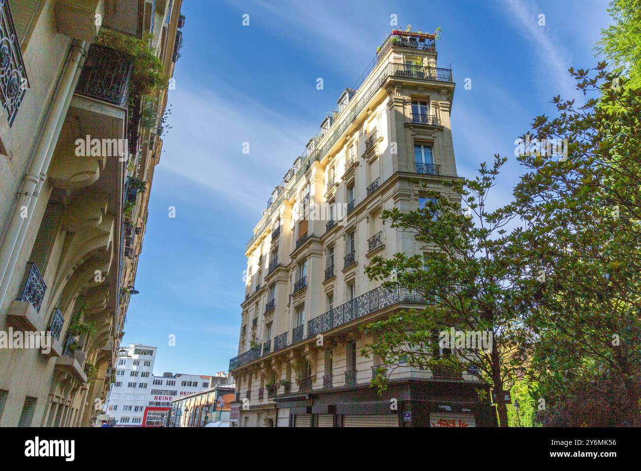 Frankreich, Ile-de-France, Paris, Montmartre, Eckgebäude Stockfoto