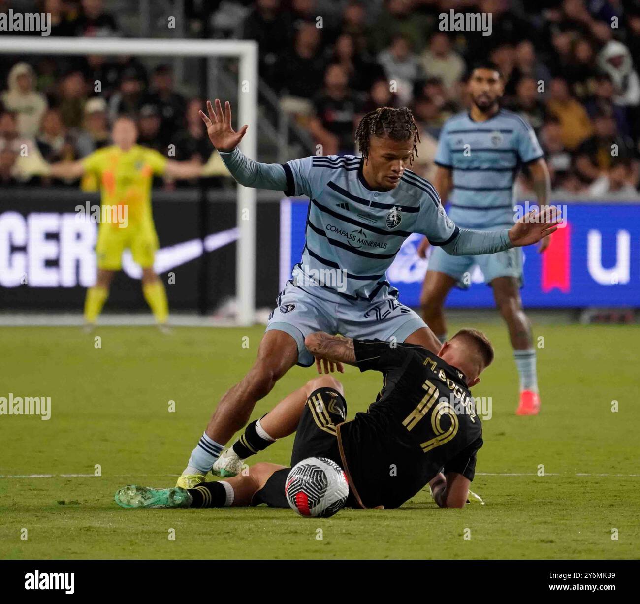 25. September 2024: MLS – Major League Soccer – LAFC-Stürmer Mateusz Bogusz und Sporting KC-Verteidiger Zorhan Bassong mischen sich zusammen, als LAFC Sporting KC besiegt und die US Open Cup Championship 2024 gewinnt, BMO Stadium, Los Angeles, CA, USA, September 2024. Das Spiel wurde mit 1:1 am Ende des Reglementierungsspiels beendet. LAFC erzielte zwei Tore in Überstunden, um das Spiel zu gewinnen. Kreditbild cr Scott Mitchell/ZUMA Press (Kreditbild: © Scott Mitchell/ZUMA Press Wire) NUR REDAKTIONELLE VERWENDUNG! Nicht für kommerzielle ZWECKE! Stockfoto