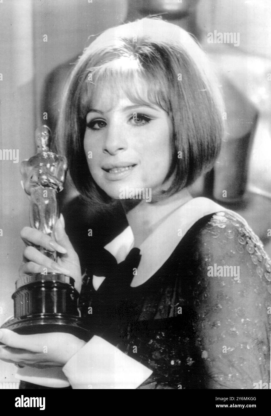 Los Angeles: Die US-amerikanische Schauspielerin Barbra Streisand hält ihren Oscar, nachdem sie gestern Abend zum Gewinner des Best Actress Award bei den 41. Jährlichen Academy Awards gekürt wurde. Miss Streisand und Katharine Hepburn schrieben die Geschichte der Akademie, indem sie den Preis teilten. Die Sängerin Miss Streisand erhielt ihren Preis für ihre Rolle in Funny Girl, dem ersten Bild, das auf dem Leben der Komödiantin Fanny Brice basiert. 15. April 1969 Stockfoto