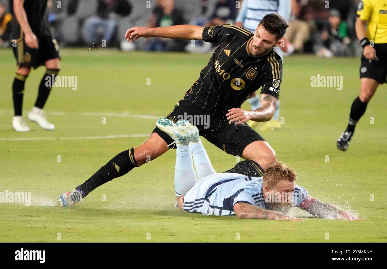 25. September 2024: MLS - Major League Soccer - LAFC-Verteidiger Ryan Hollingshead und Sporting KC Stürmer Johnny Russel vermischen sich in der ersten Spielhälfte, als LAFC Sporting KC besiegt und die US Open Cup Championship 2024 gewonnen hat, BMO Stadium, Los Angeles, CA, USA, September 2024. Das Spiel wurde mit 1:1 am Ende des Reglementierungsspiels beendet. LAFC erzielte zwei Tore in Überstunden, um das Spiel zu gewinnen. Kreditbild cr Scott Mitchell/ZUMA Press (Kreditbild: © Scott Mitchell/ZUMA Press Wire) NUR REDAKTIONELLE VERWENDUNG! Nicht für kommerzielle ZWECKE! Stockfoto