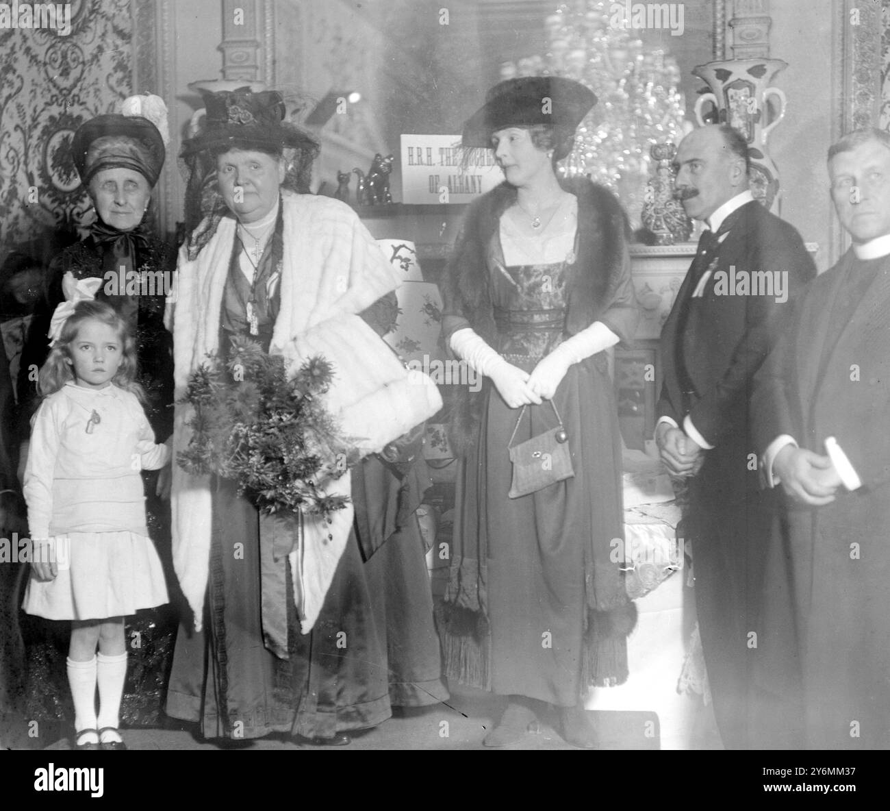 Verkauf von Arbeiten im Haus von Mrs. Cazalet zugunsten der Abteilung Albany des königlichen Waterloo-Krankenhauses. Herzogin von Albany, Gräfin von Carisbrooke, Mrs. Arthur Blackett, Königin von Spanien, Prinzessin Alice, Countess of Athlone, Earl Athlone und Miss Vera Harkness. Stockfoto