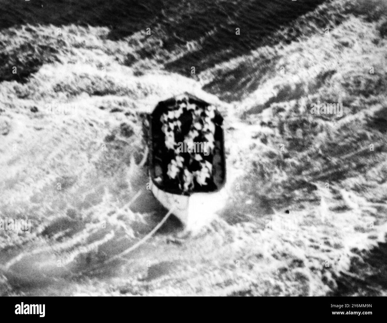 Irish Sea Drama - 128 Ertrinken in irischer Fähre dieses Bild aus einem Flugzeug über dem stürmischen Meer zeigt ein Rettungsboot voller Überlebender des unglückseligen British Railways Fährschiffs Princess Victoria. Bei der Katastrophe, die sich ereignete, als das Schiff in der Irischen See stürzte, kamen insgesamt 128 Menschen ums Leben. Von den 44 Überlebenden waren 10 Mitglieder der Besatzung. Februar 1953 Stockfoto