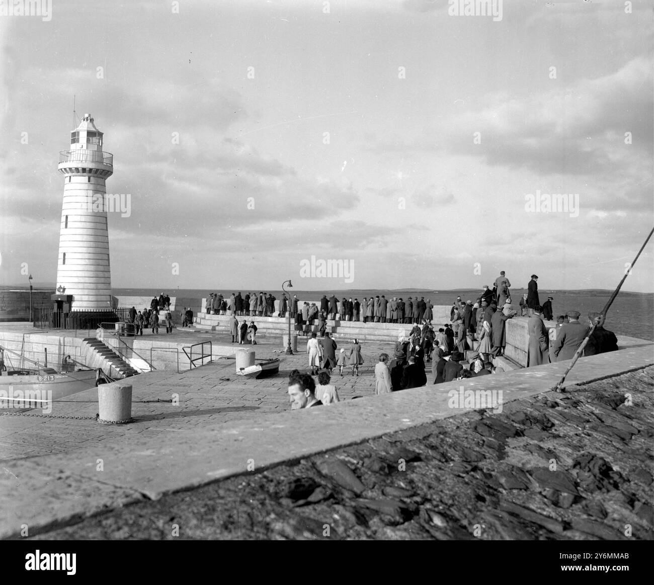 Donnaghadee, Nordirland: Gruppen von Menschen warten schweigend auf die Ankunft der Schiffe, bringen Überlebende und Leichen aus dem Gebiet, in dem die britische Eisenbahnfähre Princess Victoria nach einem Sturm in der irischen See versank. Ebenfalls in Donnaghadee war ein Rettungsboot, das an den Ort der Katastrophe ging, an dem 128 Menschen ertrunken sind. 2. Februar 1953 Stockfoto