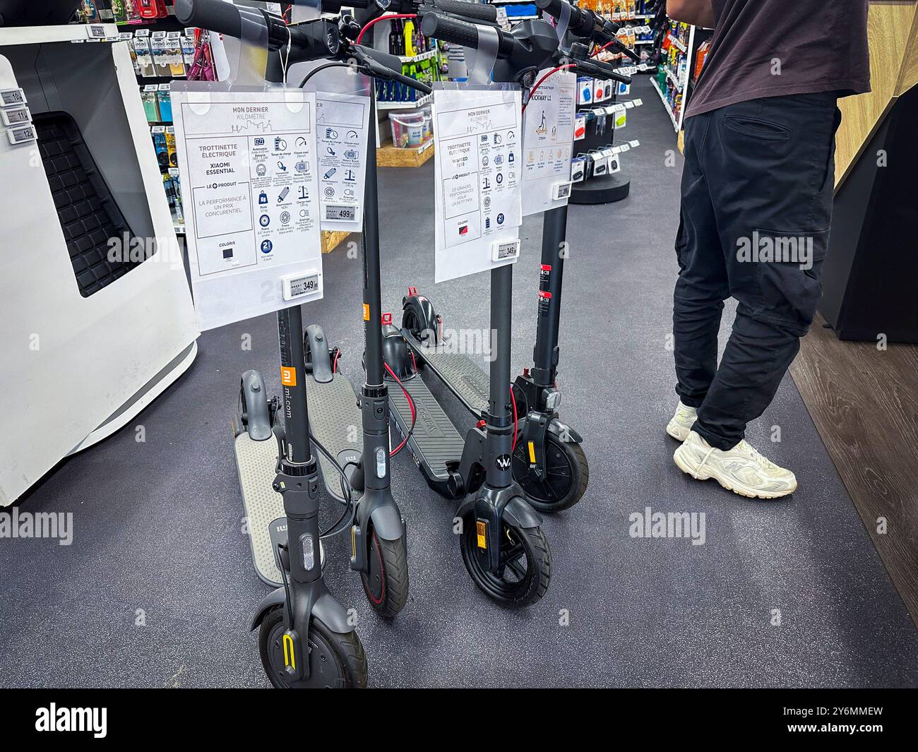 Verkauf von Elektrorollern an Norauto Stockfoto