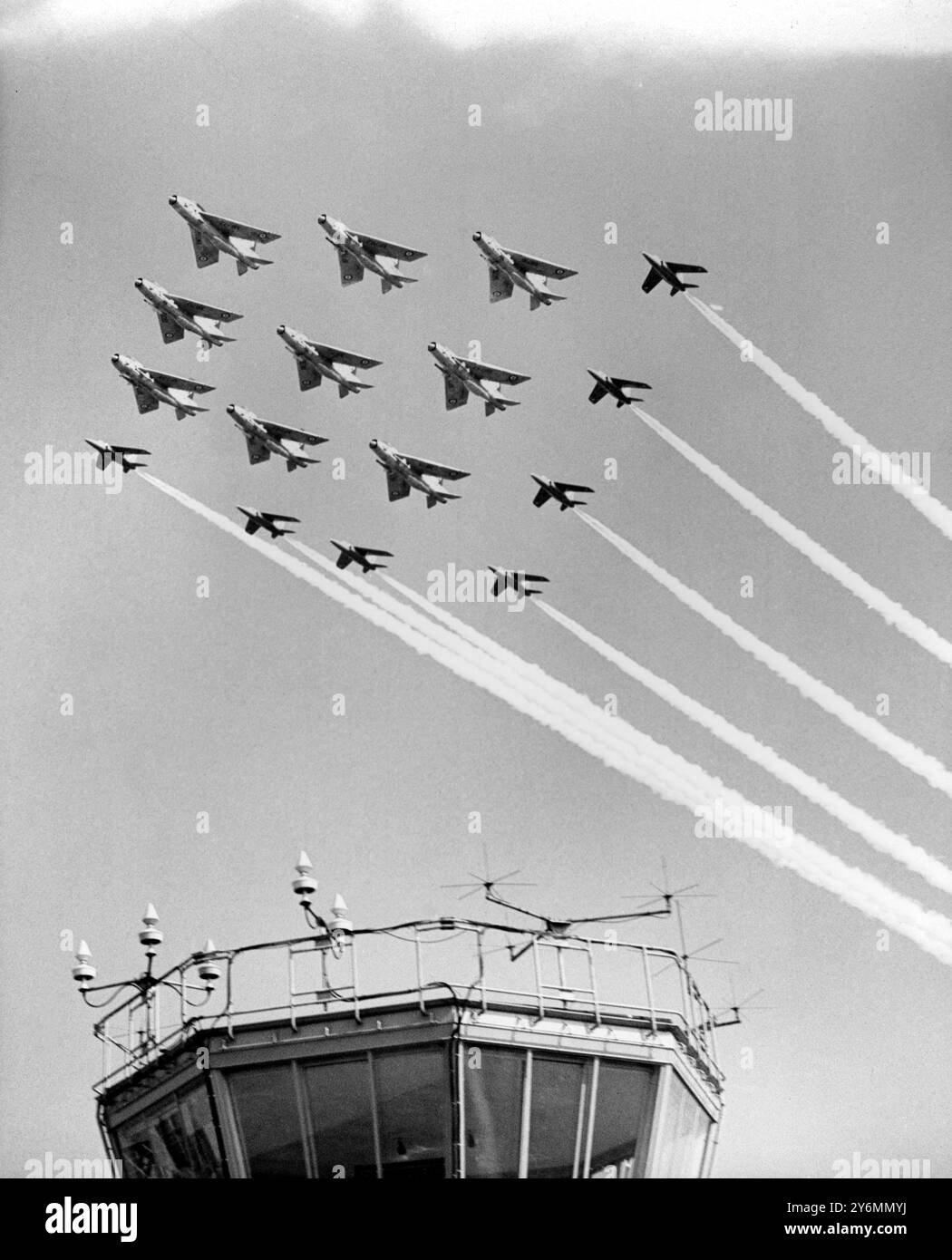 Ein Dreier für die Paris Air Show. Die Royal Air Force Lightning Mk 3a von der 'Treble One' Squadron führte am 20. Juni bei einer Probe für die Paris Air Show am Flughafen Le Bourget, Paris, am 20. Juni die Mignat-Jet-Trainer des 'Red Arrows'-Teams der Central Flying School über die Kontrolle bei der RAF Wattisham, Suffolk. Stockfoto