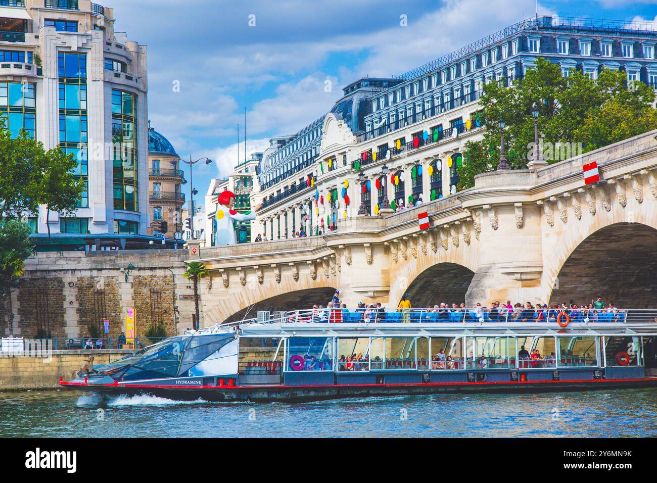 Frankreich, Ile-de-France, Paris, Bateau-mouche an der seine. Pont Neuf Stockfoto